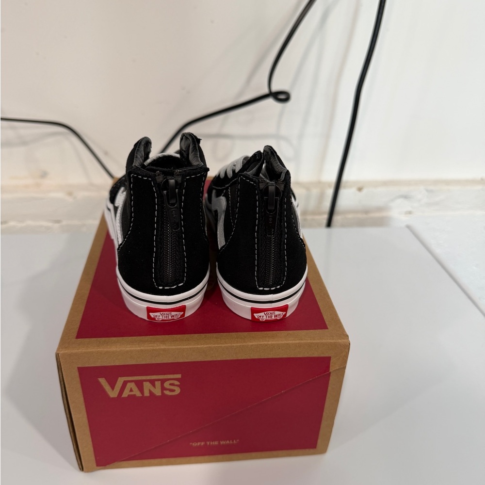Vans Black and White Sk8-Hi toddler unisex High-Top Sneakers - Picture 4 of 11